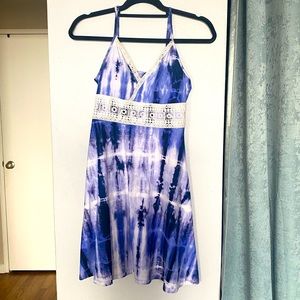 Tie Dye summer dress or cover up. Adorable women’s dress in EUC! Removable pads